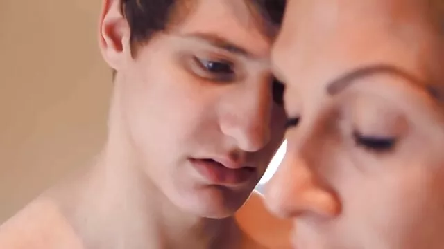 Mofos-Keegan alte pornofilme bekommt suprized im Badezimmer