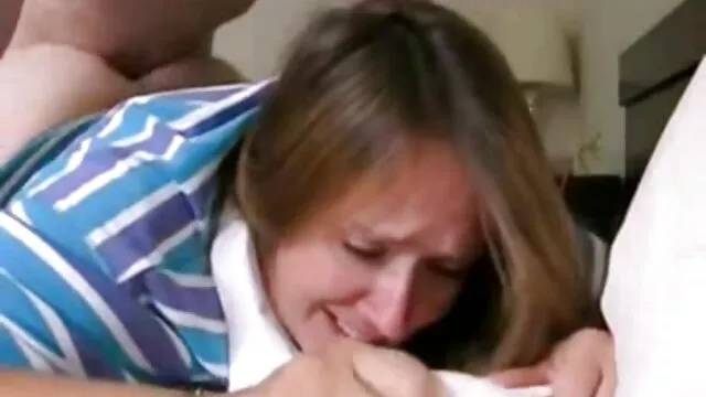 Cutie mit Zahnspange Bläst Glory Hole Schwänze alte pornos gratis