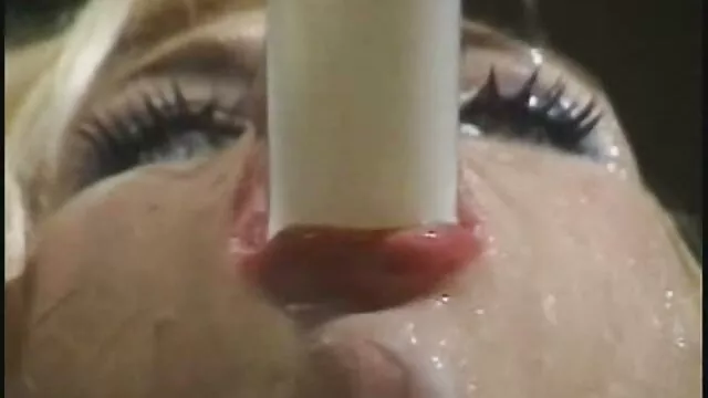 Pissen Fetisch beautie deckt sich selbst im Urin alte deutsche sexfilme