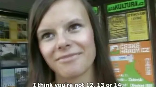 Blowjobs-Christy Charming saugt zwei Jungs in diesem heißen Dreier alte sexfime