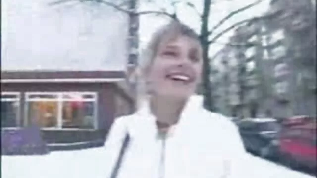 Pissen Fetisch hottie spielt mit deutsche sex filme mit alten frauen Ihrem Urin