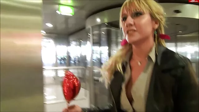 Soccer mom gratis pornofilme mit reifen frauen mit D-cup Titten trägt nylons