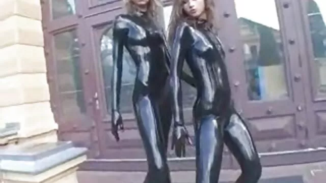 Schlanke blonde Schönheit streichelt deutsche sex filme mit alten frauen sich selbst